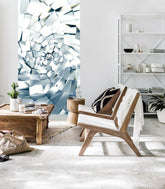 Geometrijski slika na platnu s motivom + ljepilo Besplatno, priroda u bijelo-plavih nijansama okačena u enterijeru radne sobe, mirna atmosfera | Foto tapeta za zid + ljepilo Besplatno – enterijer