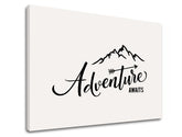 Moderan slika na platnu s motivom Adventure awaits, planine, putnički motiv, motivacioni citat, priroda u bijelo-crnih nijansama, pogodan za dnevnog boravka – proizvod