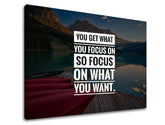 Moderan slika na platnu s motivom You get what you focus, planine, jezero, pejzaž, motivacioni citat u bijelo-plavih nijansama, unutarnji mir i priroda – proizvod