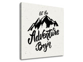 Art deko slika na platnu s motivom Let the adventure begin, planine, putnički motiv, motivacioni citat u bijelo-sivih nijansama, pogodan za dnevnog boravka – proizvod