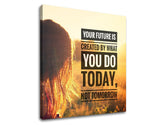 Moderan slika na platnu s motivom Your future is created, zalazak sunca, polje, kosa, pejzaž u bijelo-zlatnih nijansama, pogodan za kancelarije | Motivacioni slika za zid Your future is created