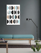 Geometrijski slika na platnu s motivom Child with Variation, geometrijski uzorci, mapa, priroda u bijelo-bežih nijansama okačena u enterijeru dnevnog boravka – enterijer