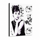 Ručno oslikana POP Art slika Audrey Hepburn ah5 – 3D vizualizacija ručno oslikanog platna na bijeloj pozadini. Dominantne boje: crna, bijela, ljubičasta.