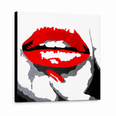 Ručno oslikana POP Art slika CRVENE USNE 1 komad mund – 3D vizualizacija ručno oslikanog platna na bijeloj pozadini. Dominantne boje: crvena, crna, bijela.