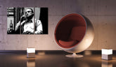 Pop art slika na platnu s motivom Marlon Brando, cigara u bijelo-sivih nijansama okačena u enterijeru dnevnog boravka, intenzivna atmosfera, kriminalna drama – enterijer