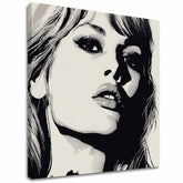 Moderan slika na platnu s motivom Brigitte Bardot - Elegancija 60. rokov, kosa u bijelo-crnih nijansama, dramatična atmosfera | Slika Brigitte Bardot - Elegancija 60. rokov – glavna