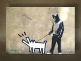 Pop art slika na platnu s motivom Street ART – Banksy, pas, more i plaža u ljubičasto-plavih nijansama, višedijelna izvedba, pogodan za dnevnog boravka – glavna