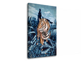 Pop art slika na platnu s motivom TIGER V PRÍRODE 001, tigar, drveće, nebo, oblaci u bijelo-plavih nijansama, mirna atmosfera, pogodan za dnevnog boravka – proizvod