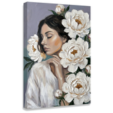 Slika žene sa velikim belim cvetovima na platnu – 3D prikaz canvasa sa vidljivim drvenim ramom, Papilora Premium Art.