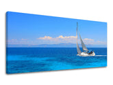 Klasičan slika na platnu s motivom PANORAMA PLAŽA, jedrilica, okean, nebo, planine u bijelo-plavih nijansama, mirna atmosfera, pogodan za radne sobe – glavna