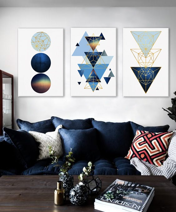 Geometrijski slika na platnu s motivom The Emotional Significance u bijelo-plavih nijansama okačena u enterijeru kancelarije, mirna atmosfera – enterijer
