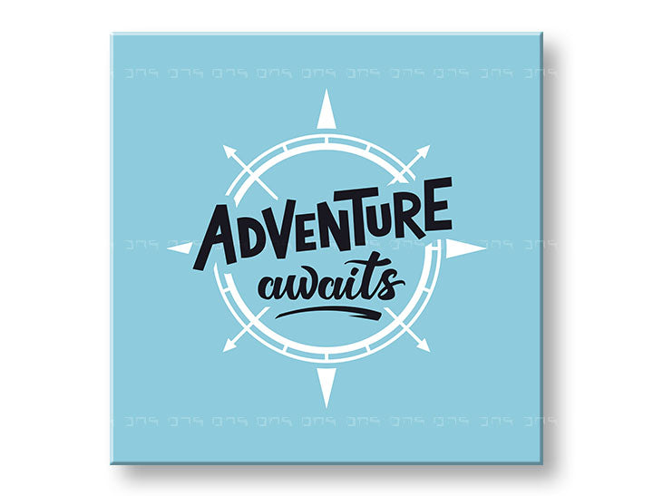 Moderan slika na platnu s motivom Adventure awaits, putnički motiv, mapa, motivacioni citat u bijelo-plavih nijansama, inspirativna atmosfera – glavna
