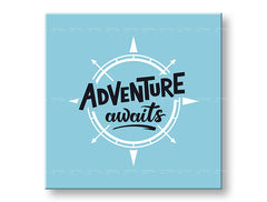 Moderan slika na platnu s motivom Adventure awaits, putnički motiv, mapa, motivacioni citat u bijelo-plavih nijansama, inspirativna atmosfera – glavna