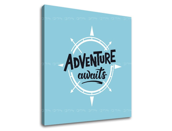 Moderan slika s motivom Adventure awaits, putnički motiv, mapa u bijelo-plavih nijansama | Motivacioni slika za zid Adventure awaits_001 – pregled
