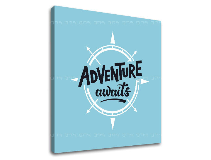 Moderan slika na platnu s motivom Adventure awaits, putnički motiv, mapa, motivacioni citat u bijelo-plavih nijansama, inspirativna atmosfera – proizvod