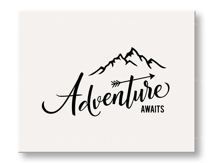 Moderan slika na platnu s motivom Adventure awaits, planine, putnički motiv, motivacioni citat, priroda u bijelo-crnih nijansama, pogodan za dnevnog boravka – glavna