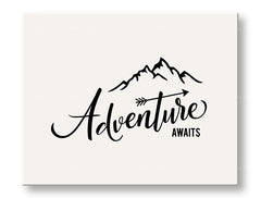 Moderan slika na platnu s motivom Adventure awaits, planine, putnički motiv, motivacioni citat, priroda u bijelo-crnih nijansama, pogodan za dnevnog boravka – glavna