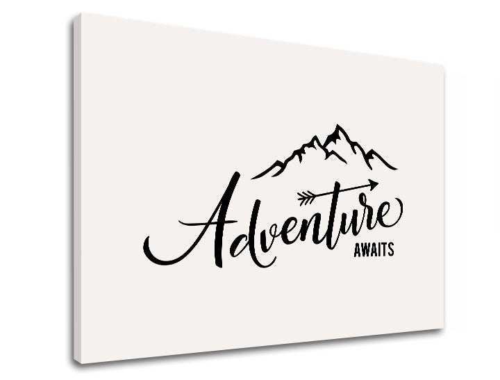 Moderan slika s motivom Adventure awaits, planine, putnički motiv u bijelo-crnih nijansama | Motivacioni slika za zid Adventure awaits_002 – pregled