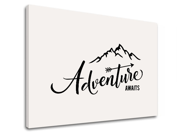 Moderan slika na platnu s motivom Adventure awaits, planine, putnički motiv, motivacioni citat, priroda u bijelo-crnih nijansama, pogodan za dnevnog boravka – proizvod