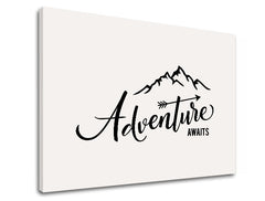Moderan slika na platnu s motivom Adventure awaits, planine, putnički motiv, motivacioni citat, priroda u bijelo-crnih nijansama, pogodan za dnevnog boravka – proizvod