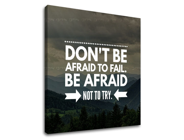 Moderan slika na platnu s motivom Don´t be afraid, planine, šuma, oblaci, nebo u bijelo-sivih nijansama, odvaha, pogodan za kancelarije | Motivacioni slika za zid Don´t be afraid – proizvod