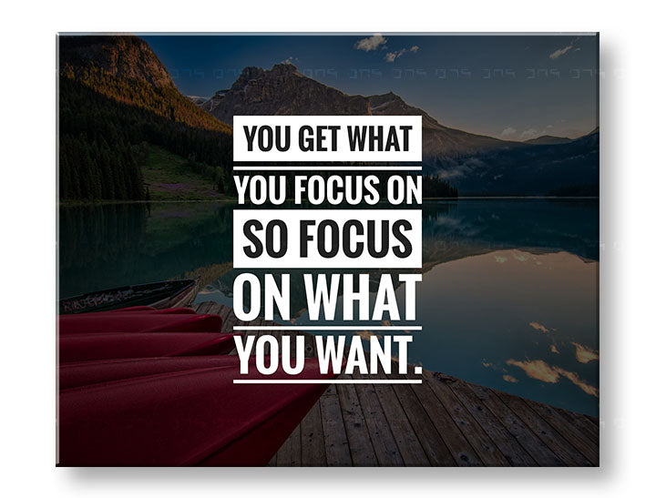 Moderan slika na platnu s motivom You get what you focus, planine, jezero, pejzaž, motivacioni citat u bijelo-plavih nijansama, unutarnji mir i priroda – glavna