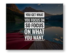 Moderan slika na platnu s motivom You get what you focus, planine, jezero, pejzaž, motivacioni citat u bijelo-plavih nijansama, unutarnji mir i priroda – glavna