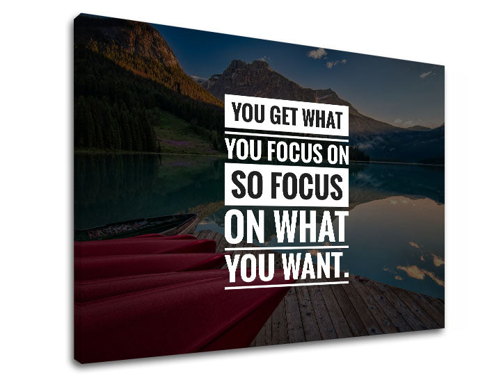 Moderan slika na platnu s motivom You get what you focus, planine, jezero, pejzaž, motivacioni citat u bijelo-plavih nijansama, unutarnji mir i priroda – proizvod