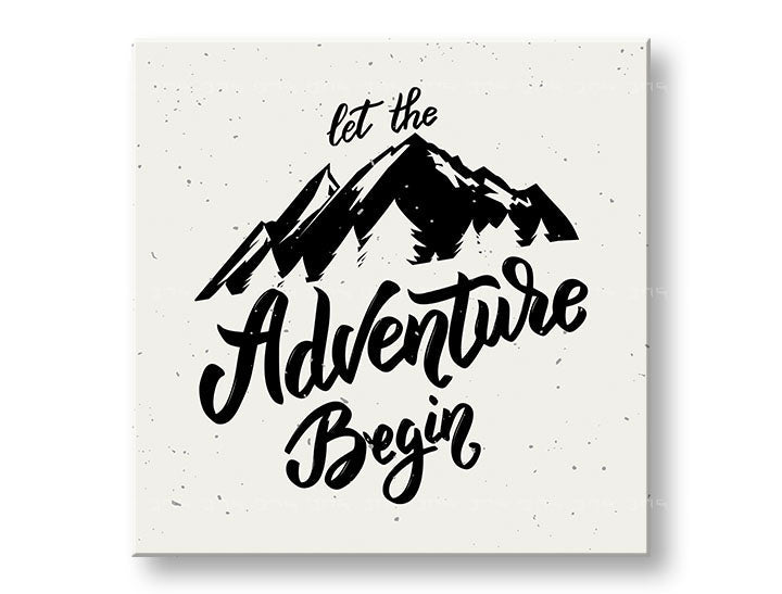 Art deko slika na platnu s motivom Let the adventure begin, planine, putnički motiv, motivacioni citat u bijelo-sivih nijansama, pogodan za dnevnog boravka – glavna