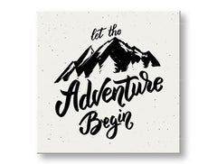 Art deko slika na platnu s motivom Let the adventure begin, planine, putnički motiv, motivacioni citat u bijelo-sivih nijansama, pogodan za dnevnog boravka – glavna