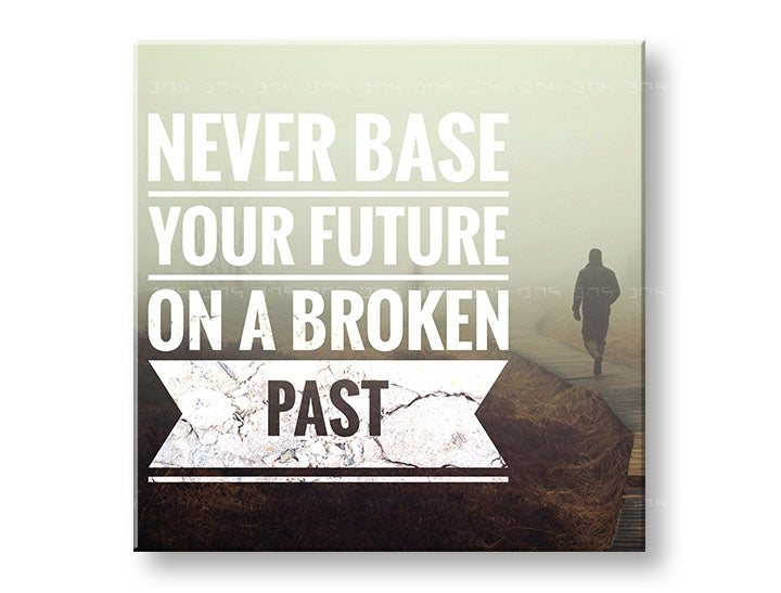 Moderan slika na platnu s motivom Never base your future, magla, motivacioni citat u bijelih nijansama, refleksivna atmosfera, pogodan za kancelarije – glavna