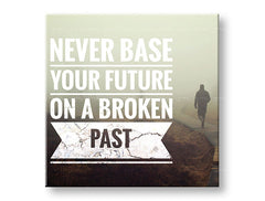 Moderan slika na platnu s motivom Never base your future, magla, motivacioni citat u bijelih nijansama, refleksivna atmosfera, pogodan za kancelarije – glavna