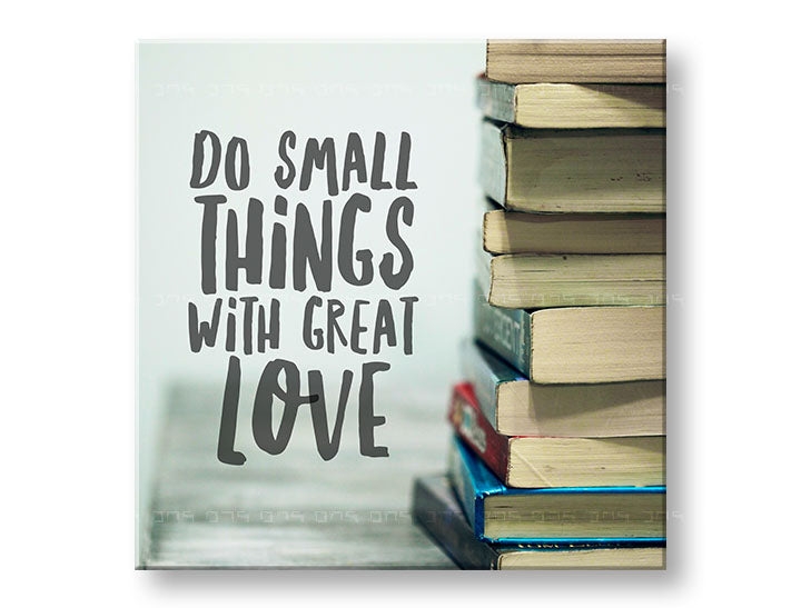 Moderan slika na platnu s motivom Do small things, motivacioni citat u plavo-crvenih nijansama, pogodan za relaks zone | Motivacioni slika za zid Do small things_002 – glavna