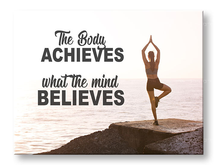 Moderan slika na platnu s motivom The body achieves, okean, motivacioni citat u crnih nijansama, mirna atmosfera, unutarnji mir | Motivacioni slika za zid The body achieves_001 – glavna