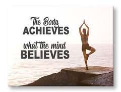 Moderan slika na platnu s motivom The body achieves, okean, motivacioni citat u crnih nijansama, mirna atmosfera, unutarnji mir | Motivacioni slika za zid The body achieves_001 – glavna