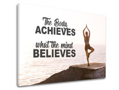 Moderan slika na platnu s motivom The body achieves, okean, motivacioni citat u crnih nijansama, mirna atmosfera, unutarnji mir | Motivacioni slika za zid The body achieves_001 – proizvod