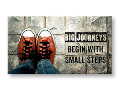 Moderan slika na platnu s motivom Big journeys begin, motivacioni citat, sportski motiv u bijelo-sivih nijansama, pogodan za kancelarije | Motivacioni slika za zid Big journeys begin – glavna