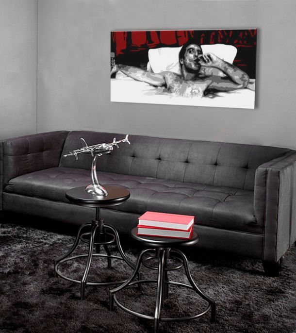 Pop art slika na platnu s motivom Tony Montana s cigarou v bazéne u bijelo-crvenih nijansama, samoća | Najveći mafiáni na platnu Scarface - Tony Montana s cigarou v bazéne – proizvod