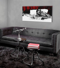 Pop art slika na platnu s motivom Tony Montana s cigarou v bazéne u bijelo-crvenih nijansama, samoća | Najveći mafiáni na platnu Scarface - Tony Montana s cigarou v bazéne – proizvod