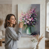 Žena posmatra sliku Dizajnerski ukras na platnu Cvjetna fantazija u vazi 40x50 cm na zidu u stilskom svijetlom enterijeru | Papilora (XOBMDFL004E1)