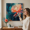 Dizajnerski ukras na platnu Šarene cvjetne impresije 60x60 cm. Moderni zidni dekor, slika na platnu za dnevnu sobu, žena posmatra djelo u stilskom svijetlom enterijeru. Papilora (XOBMDFL002E1).