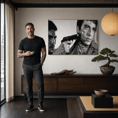 Ručno oslikana POP Art slika AL PACINO 1 komad al20 – slika u modernom muškom enterijeru, lifestyle vizualizacija. Dominantne boje: crna, bijela, siva.