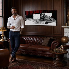 Ručno oslikana POP Art slika AL PACINO 1 komad al21 – slika u modernom muškom enterijeru, lifestyle vizualizacija. Dominantne boje: crna, crvena, bijela.