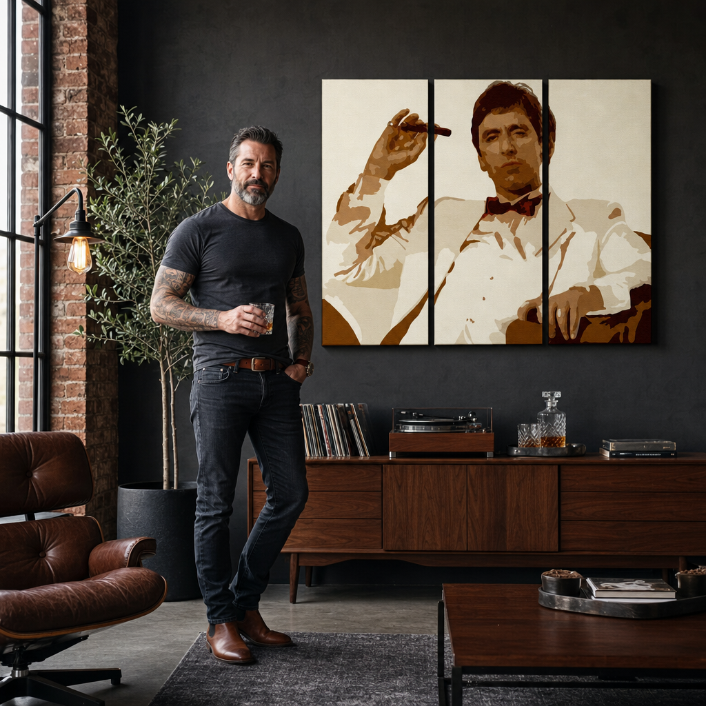 Ručno oslikana POP Art slika AL PACINO 3 dijela al34 – slika u modernom muškom enterijeru, lifestyle vizualizacija. Dominantne boje: smeđa, bež, bijela, crna.