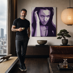 Ručno oslikana POP Art slika Angelina Jolie 1 dio aj2 – slika u modernom muškom enterijeru, lifestyle vizualizacija. Dominantne boje: ljubičasta, crna, bijela.