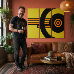 Ručno oslikana POP Art slika APSTRAKT 3-dijelna apstrakcija1 – slika u modernom muškom enterijeru, lifestyle vizualizacija. Dominantne boje: žuta, crna, narandžasta.
