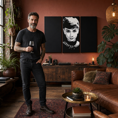 Ručno oslikana POP Art slika Audrey HEPBHURN 3 dijela ah – slika u modernom muškom enterijeru, lifestyle vizualizacija. Dominantne boje: crna, bijela, siva.