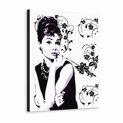 Ručno oslikana POP Art slika Audrey Hepburn ah5 – 3D vizualizacija ručno oslikanog platna na bijeloj pozadini. Dominantne boje: crna, bijela, ljubičasta.