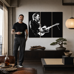 Ručno oslikana POP Art slika Bruce Springsteen 3 dijela bs – slika u modernom muškom enterijeru, lifestyle vizualizacija. Dominantne boje: crna, bijela, siva.