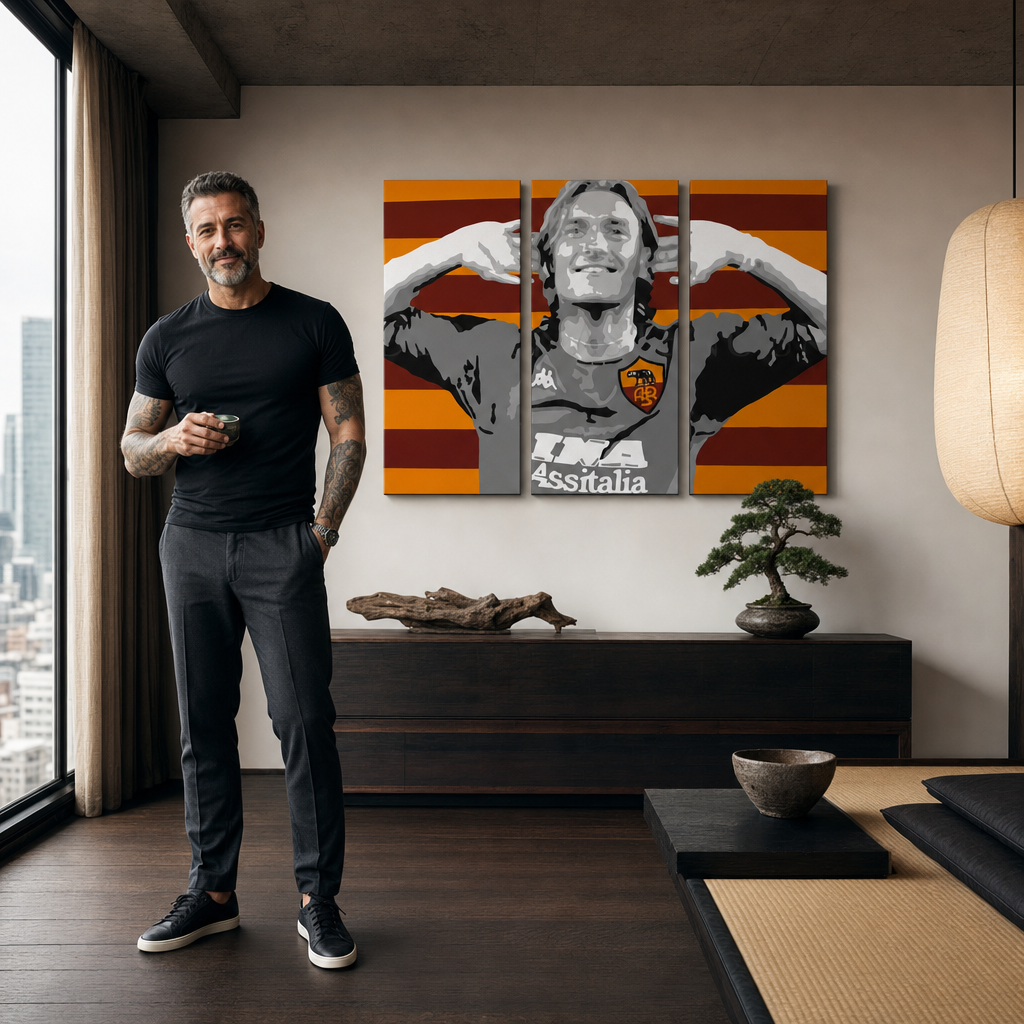 Ručno oslikana POP Art slika Francesco Totti mališan od 3 dijela – slika u modernom muškom enterijeru, lifestyle vizualizacija. Dominantne boje: crvena, narandžasta, siva, crna, bijela.
